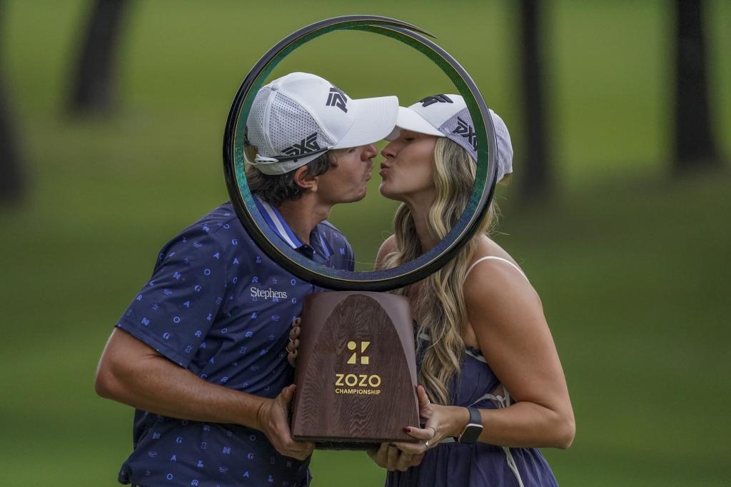 Echavarria kisses his girlfriend Claudia after the victory