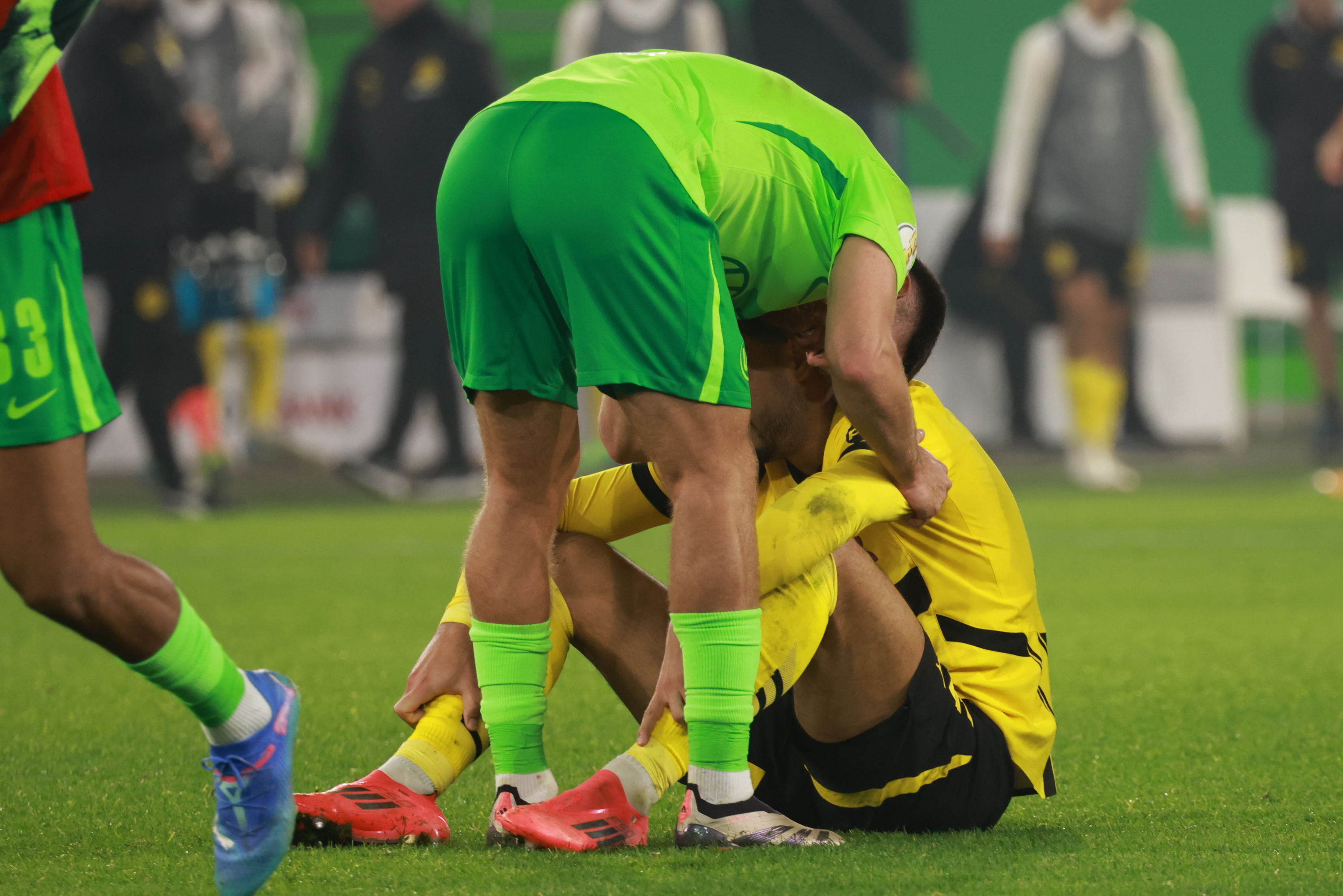 Ozcan, a player on loan from Dortmund in Wolfsburg, trying to encourage Bensebaini