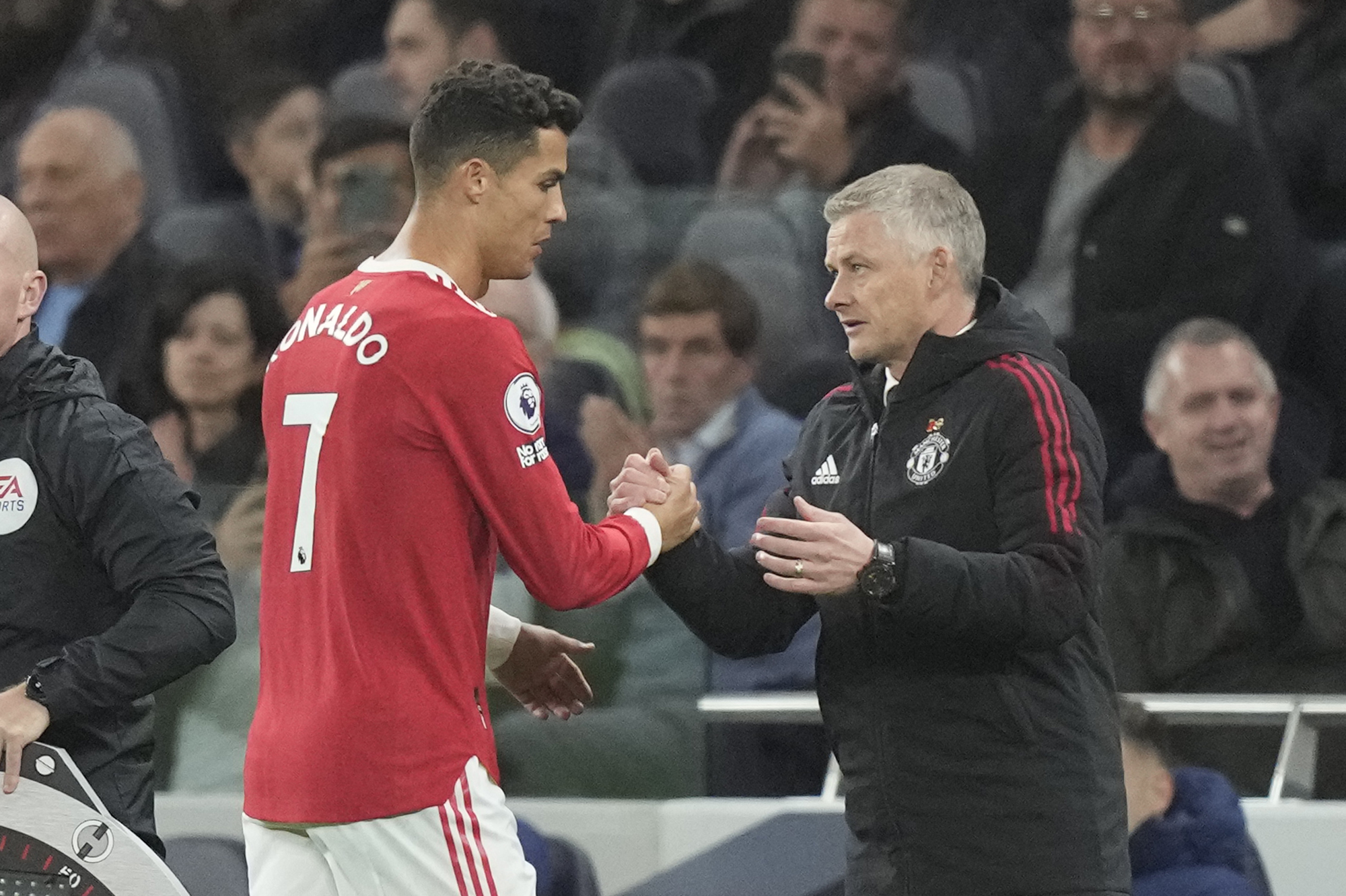 Cristiano with Solskjær during a match with Manchester United.