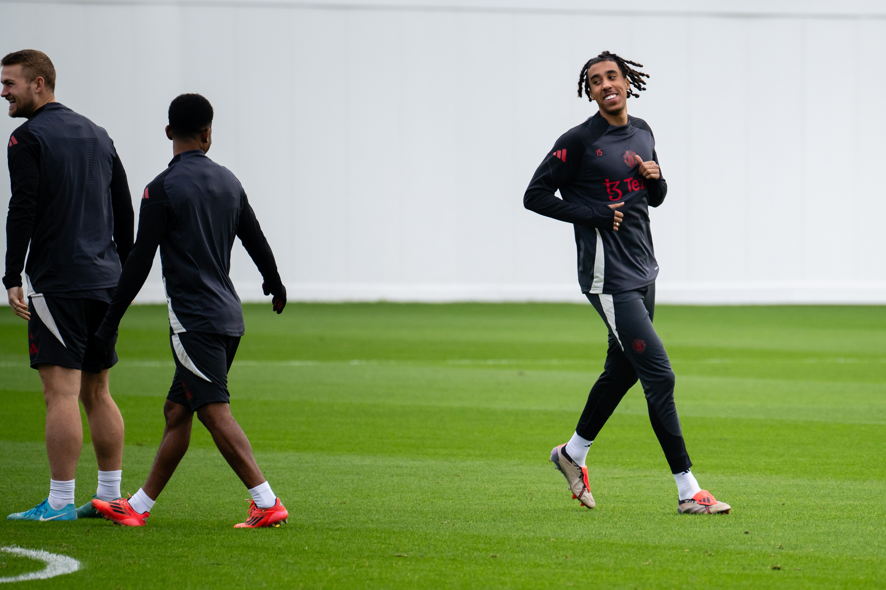 Leny Yoro during training with United.