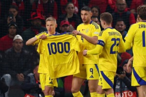 Zinchenko celebrates his goal remembering the 1,000 days since the start of the Ukrainian war