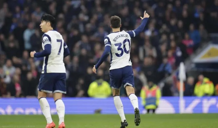 Bentancur and Heung-min Son, in a match with Tottenham.