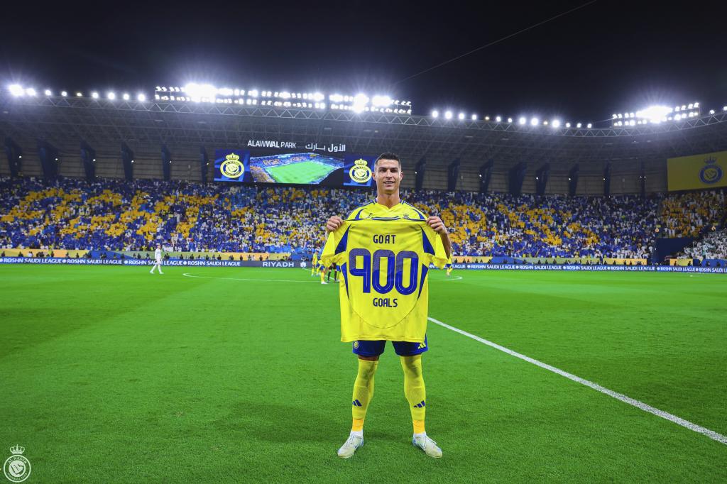 Cristiano Ronaldo with the shirt that Al Nassr gave him for his 900 goals as a professional