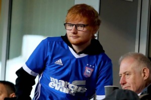 Ed Sheeran signed a player for the Premier… before giving a concert with Taylor Swift!