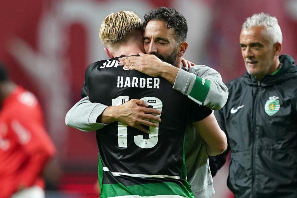 Amorim hugs Harder on his farewell to Sporting.