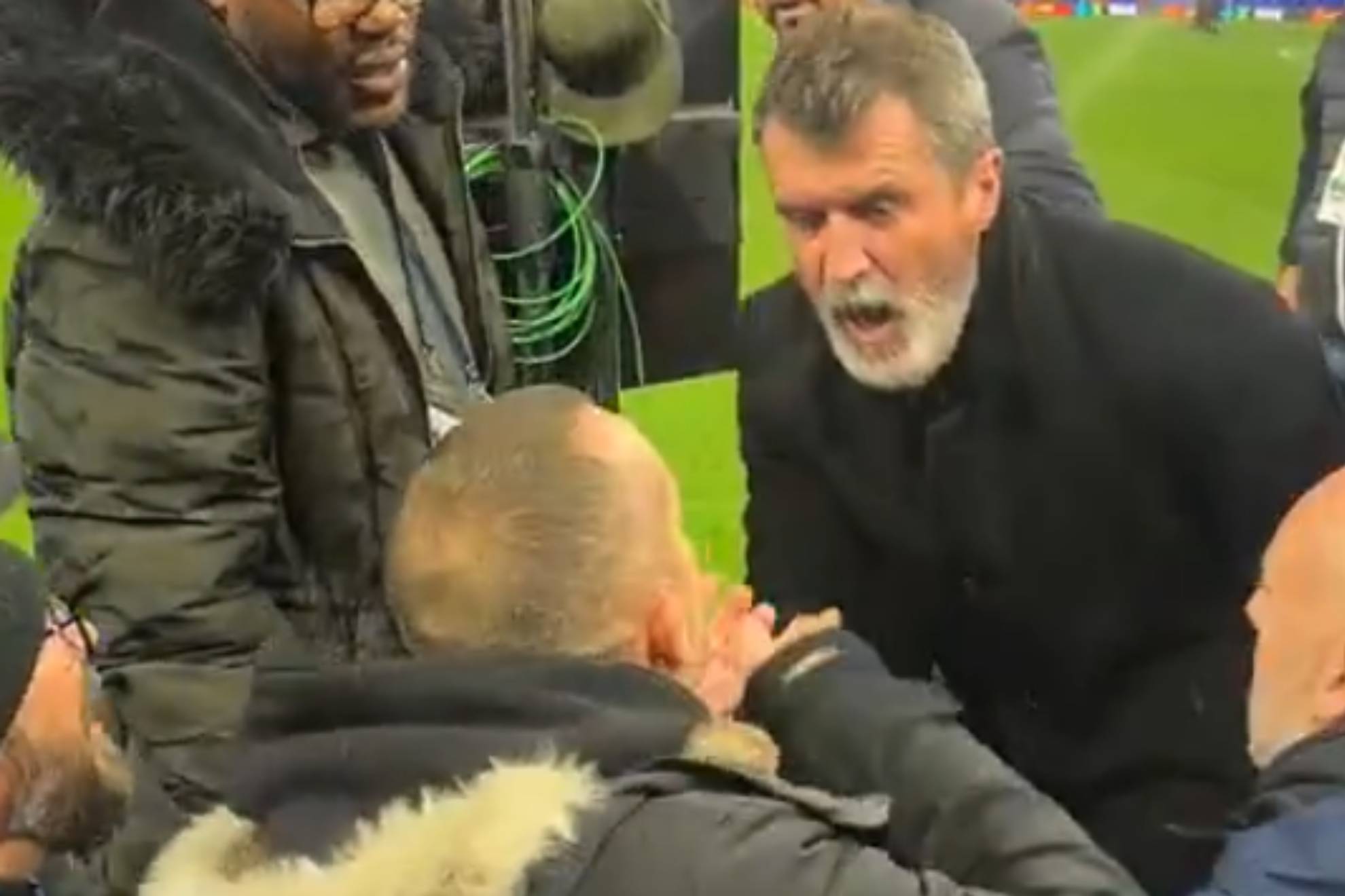 Roy Keane confronts a fan who was picking on him: "I'll wait for you in the parking lot and we'll talk about it!"