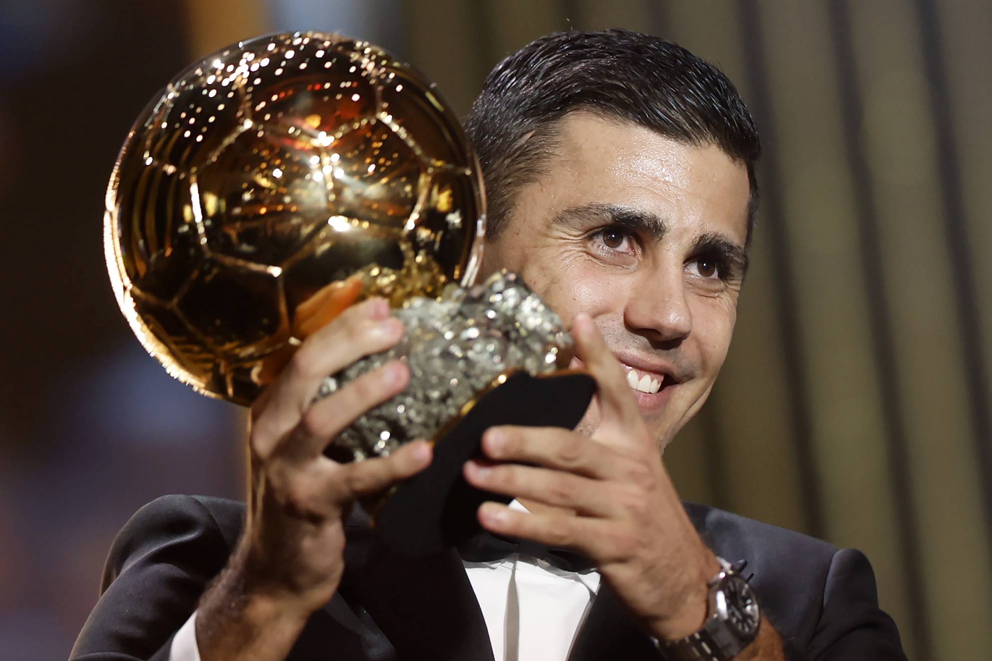 Rodri shows the Ballon d'Or.