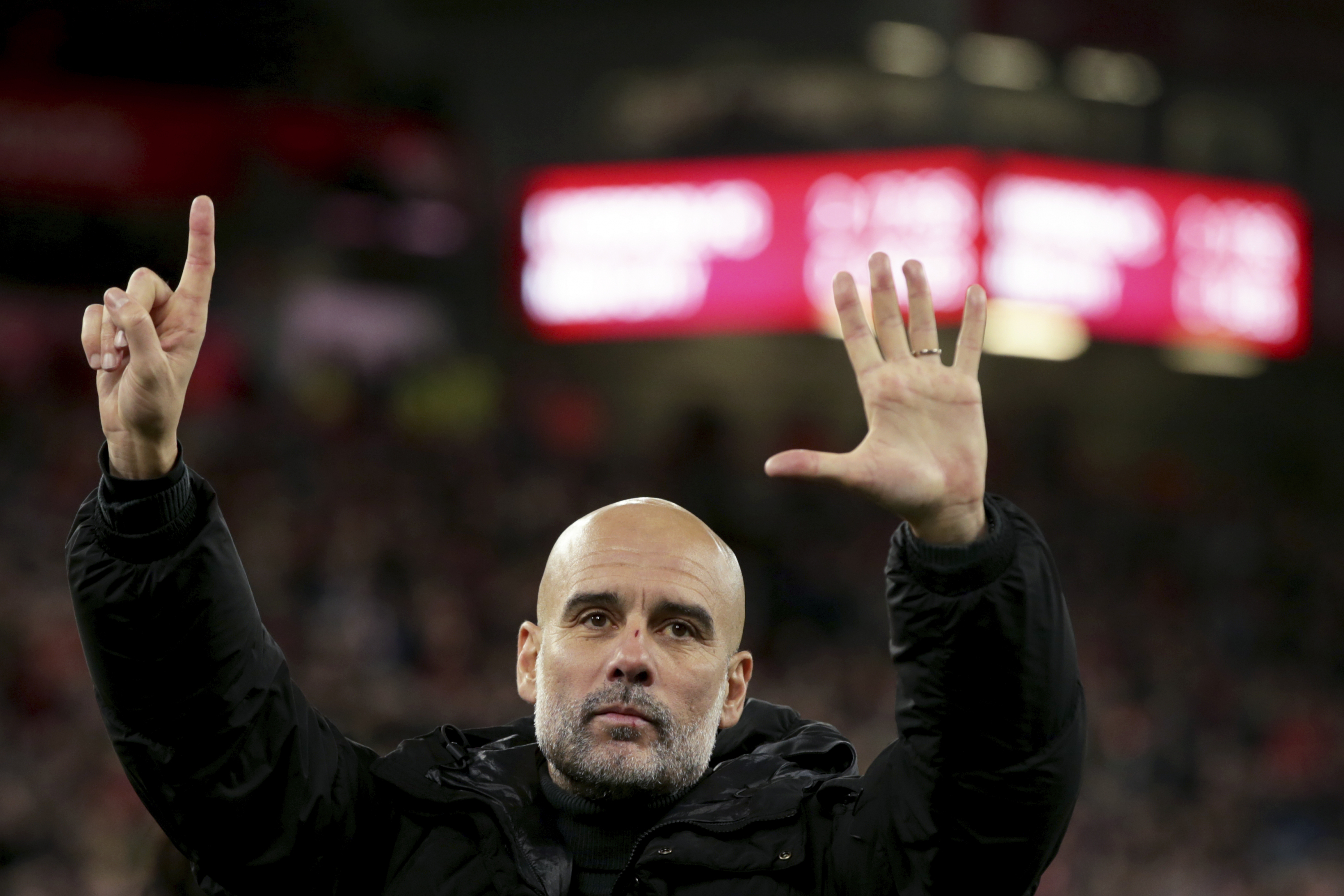 Manchester City coach Pep Guardiola raises six fingers in relation to the six titles he won with the team in the Premier League after the defeat against Liverpool on Sunday, December 1, 2024.