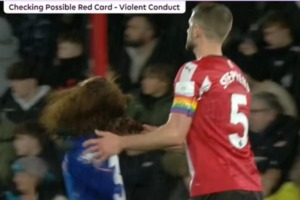 Stephens expelled… for grabbing Cucurella by the hair!