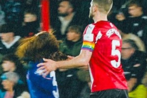 Direct red attack on Cucurella in England: Jack Stephens was sent off for pulling the Spaniard’s hair