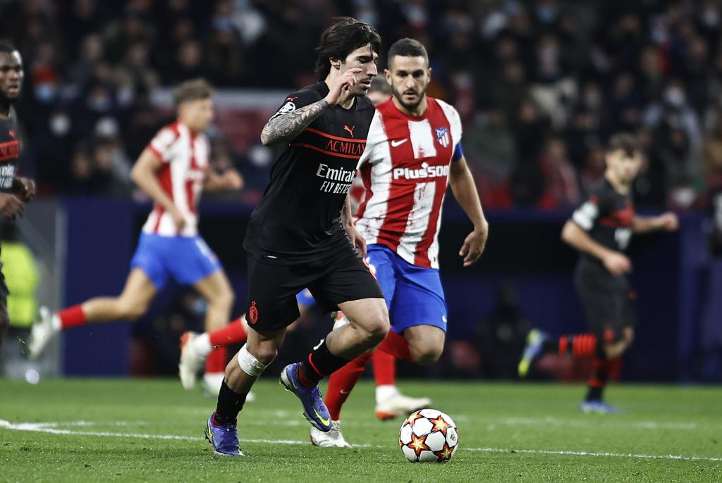 Tonali driving a ball against Koke in a Champions League match against Atlético