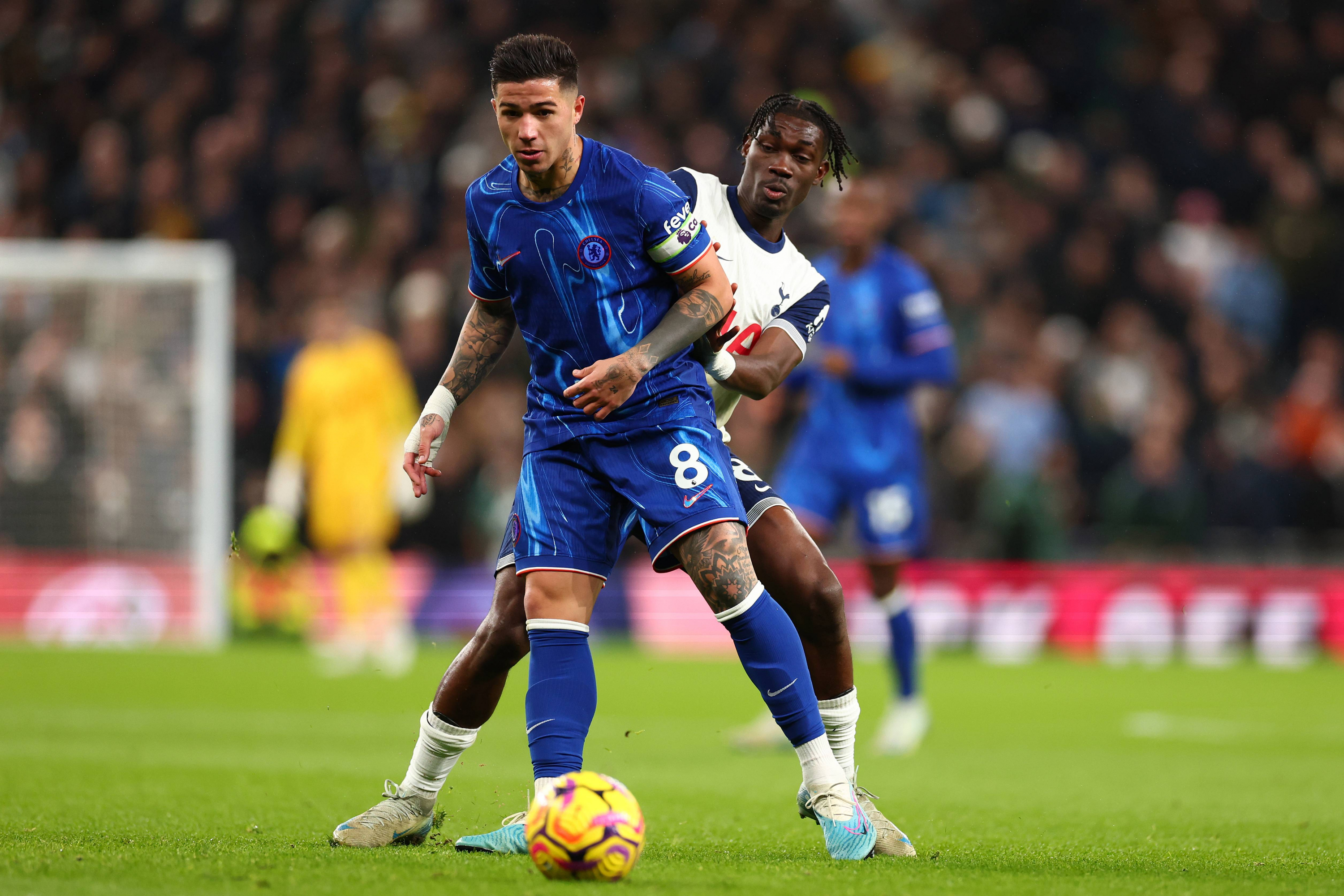 Enzo Fernández pressured by Bissouma.