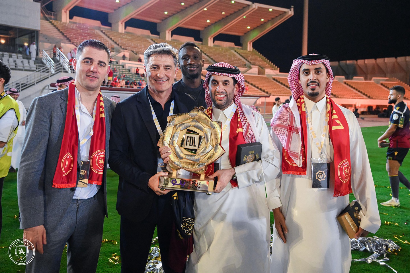 Carlos Antón, with Míchel, celebrating the promotion title to the Saudi Pro League.