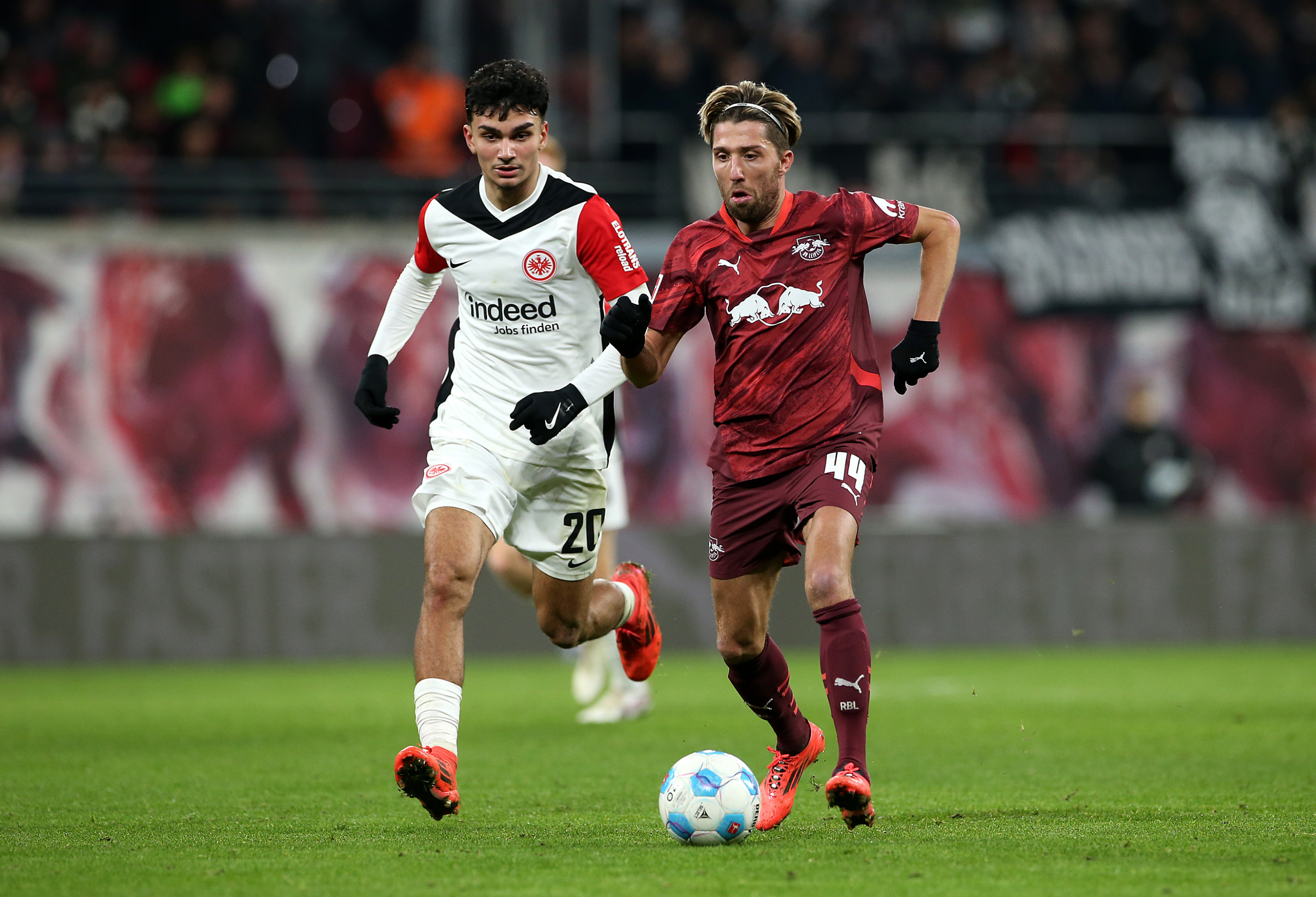 Kampl with the ball controlled in the presence of Uzun.