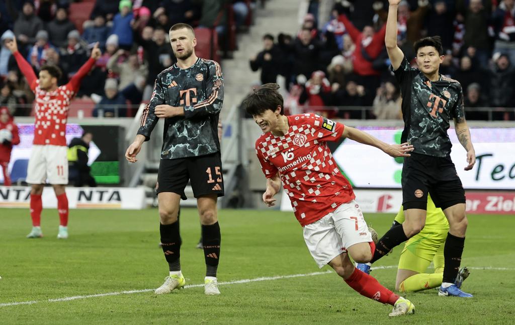 Lee Jae-sung celebrates the first goal against Bayern.