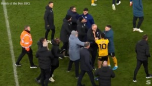 Cunha loses his temper: he hits a member of the Ipswich coaching staff and is forcibly separated