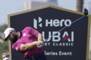 Tyrrell Hatton advances in Dubai at the pace of a legionnaire