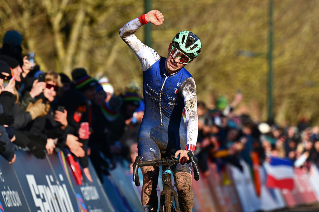 Bruyere celebrates the runner -up of the junior world of cyclocross