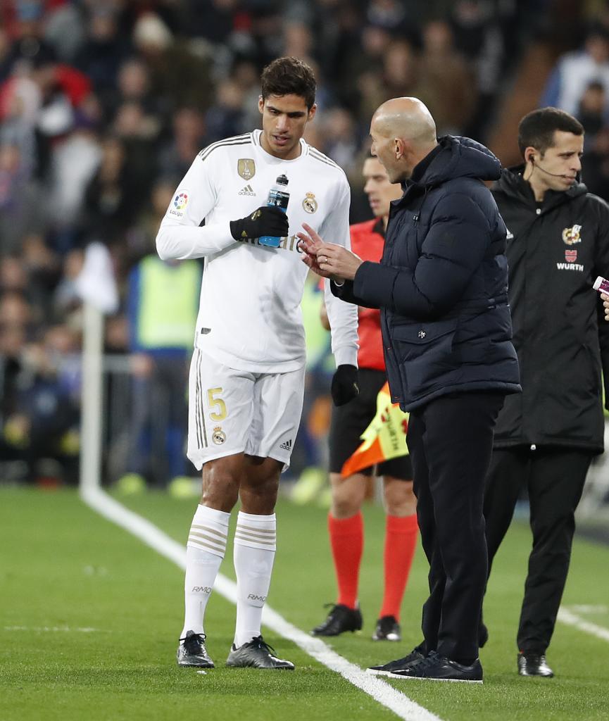 Zidane giving directions to Varane, during a match in Madrid.