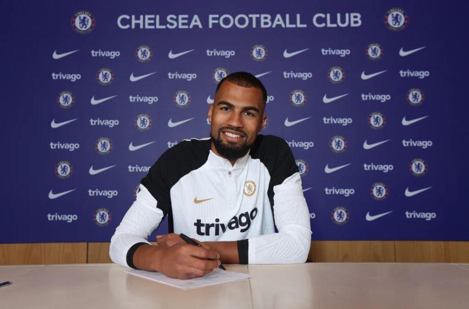 Robert Sánchez signs with Chelsea.