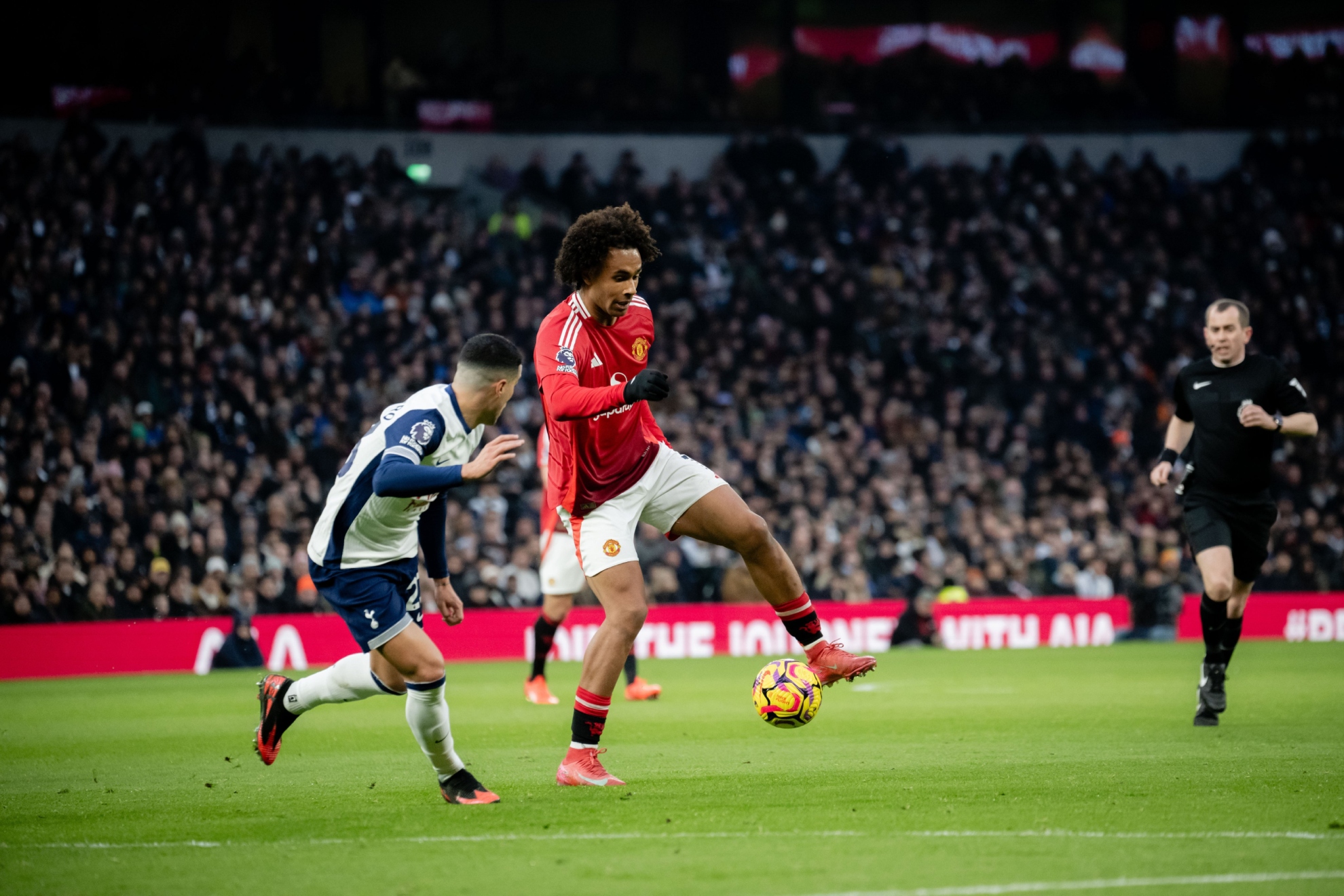 Joshua Zirkzee faces Pedro Porro, at Tottenham-United last weekend.