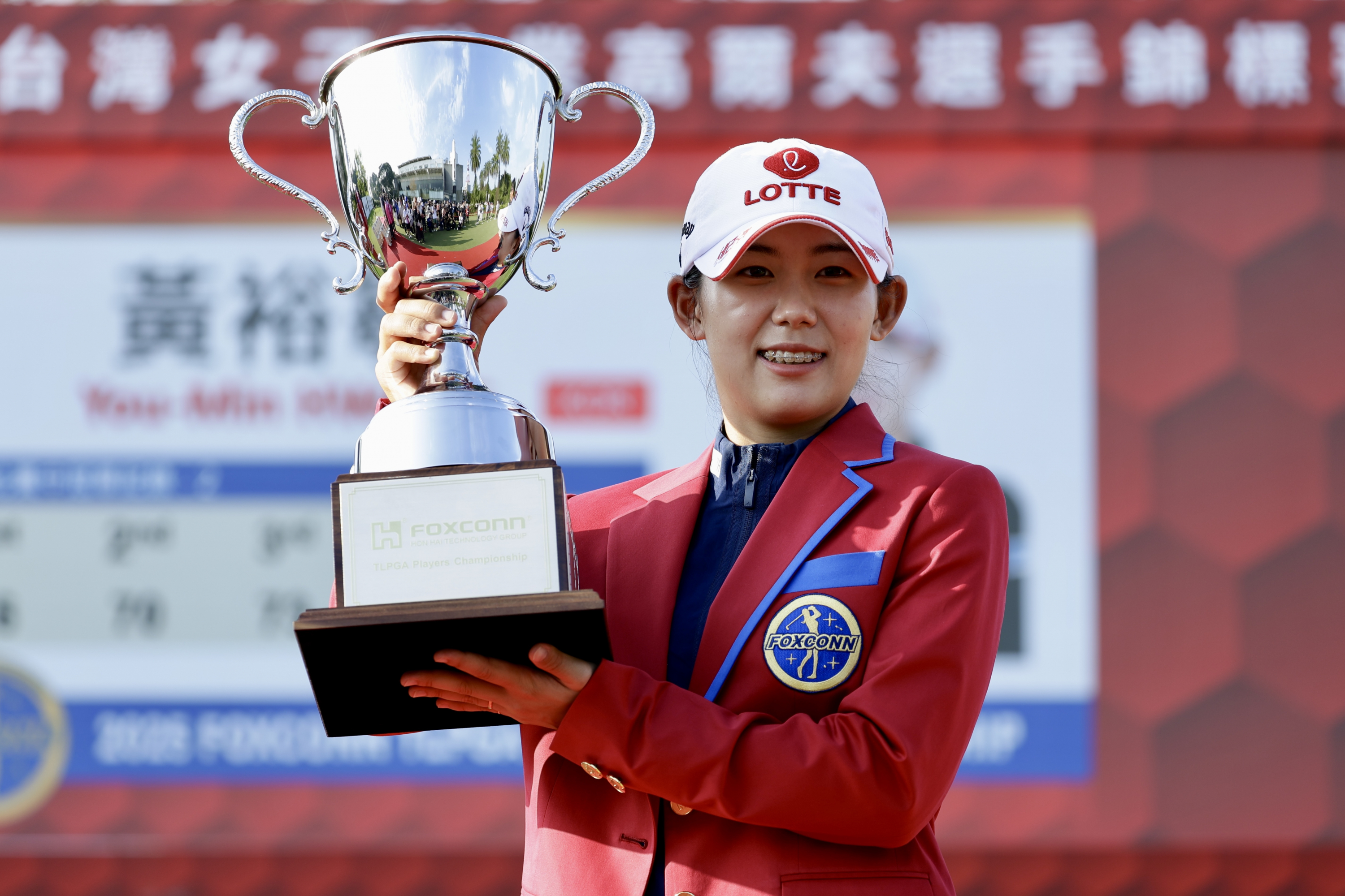 You-min Hwang of South Korea celebratos with her trophy After winning the foxconn taiwan lpga tournament in taoyuan, taiwan, 02 March 2025. (South Korea) Efe/Epa/Ritchie B. Tongo