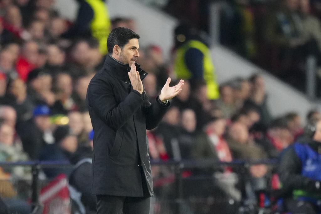 Arteta applauding in victory against PSV in Champions