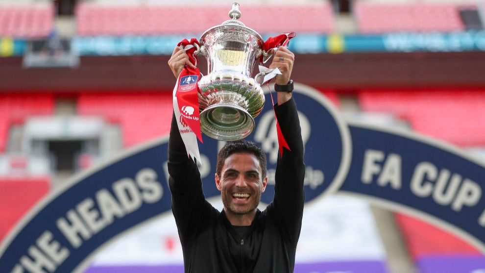 Arteta raising the FA Cup trophy