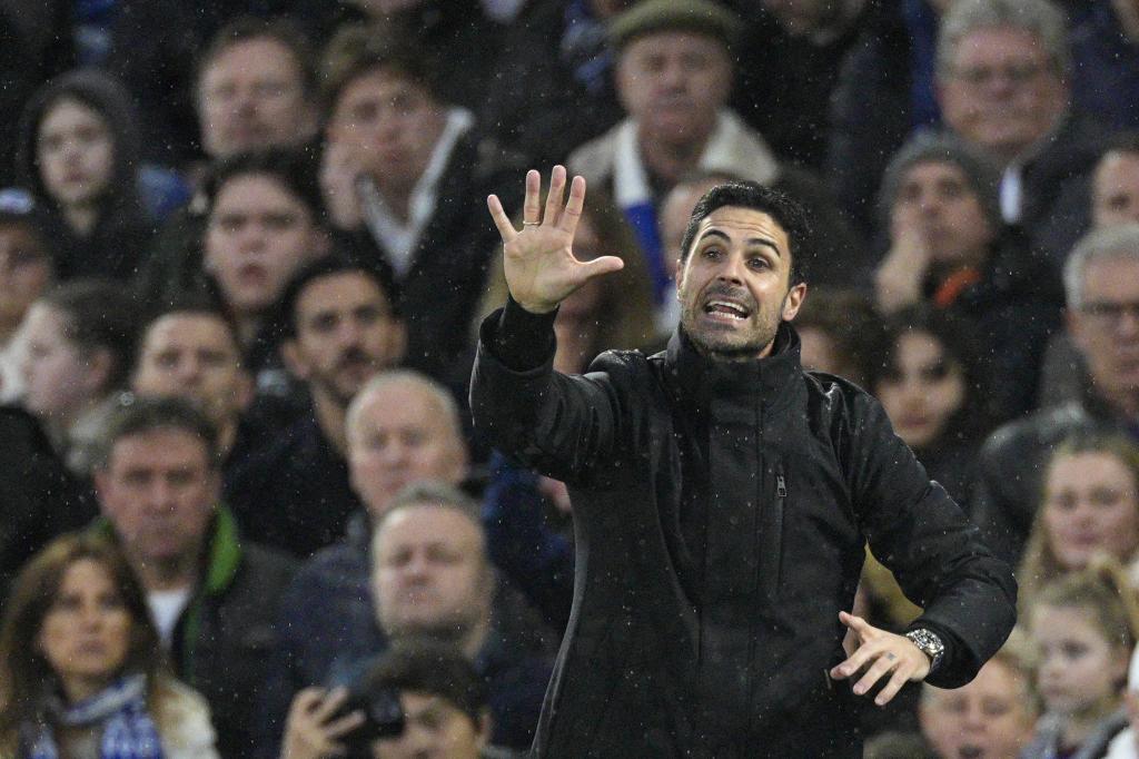 Mikel Arteta giving instructions in the band