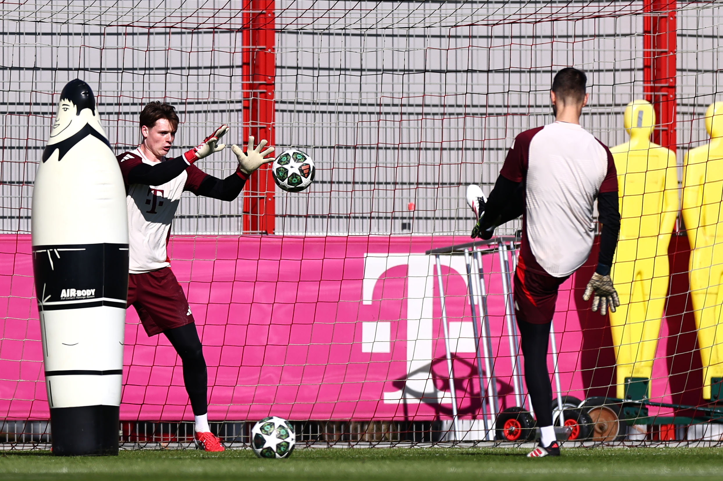 Jonas Urbig, along with Sven Ulreich in a Bayern training.