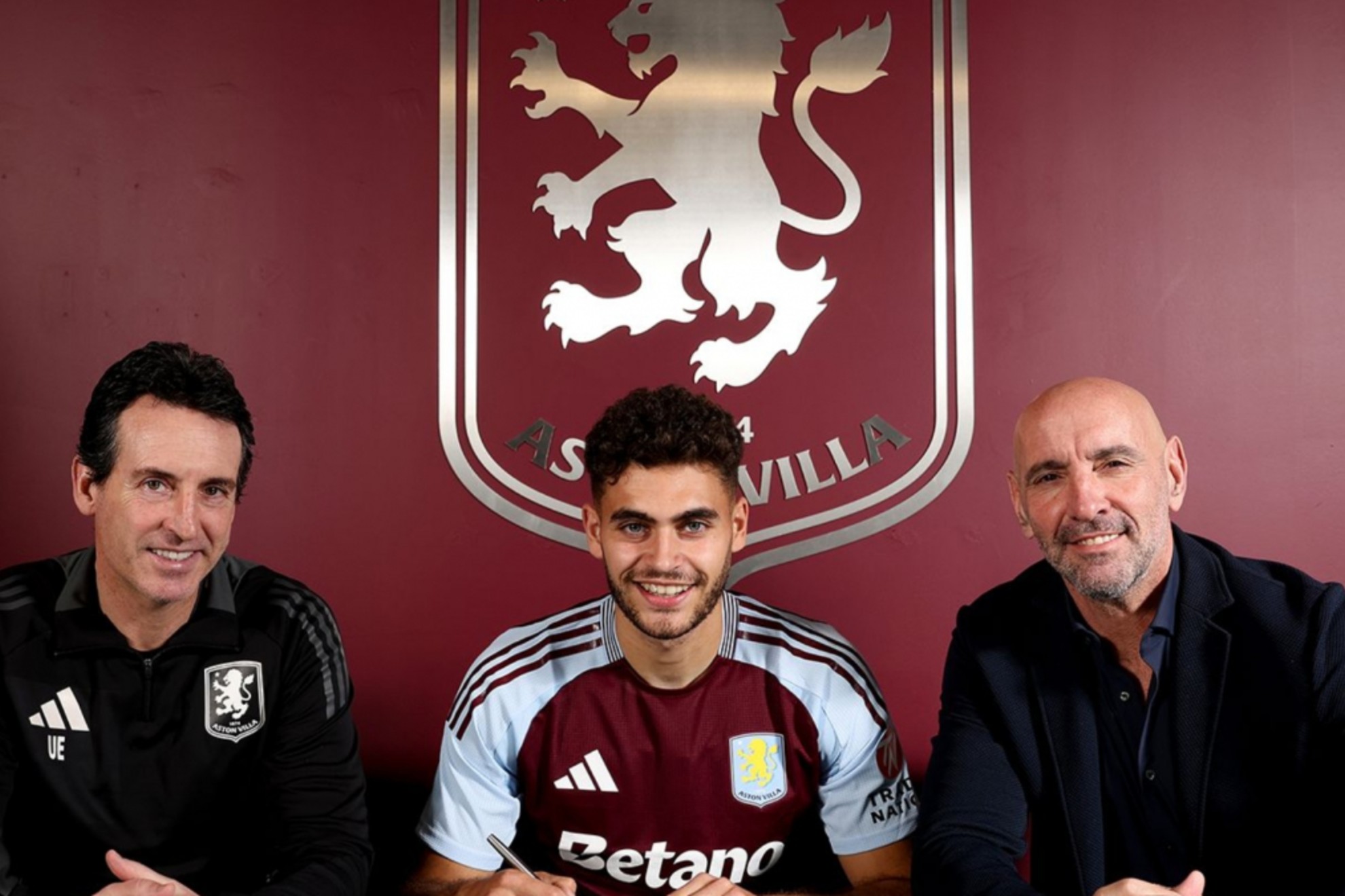 Andrés García poses next to Monchi and Emery after signing for Aston Villa